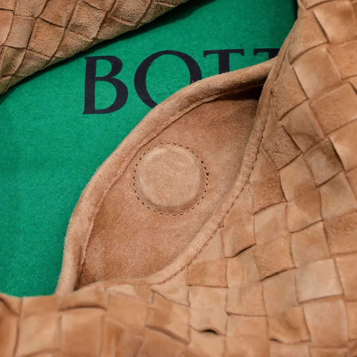 Batch 1860 #Bv New small size HOP bag - nubuck leather is here👇The bag body and handles are made of a whole piece of woven leather. The bag body is soft and lazy. Hop symbolizes the praise of innovation and eternal craftsmanship [love]. The pyramid silhouette combines practicality and fashion. It is modern and casual. The double-sided closure design of the bag mouth is more convenient and safe! The cowhide texture also makes the bag more wear-resistant and durable. A must-have for fashionable ladies who like minimalism yet comfortable and casual! Size: 41x20.5x7.5, Model: 3966#